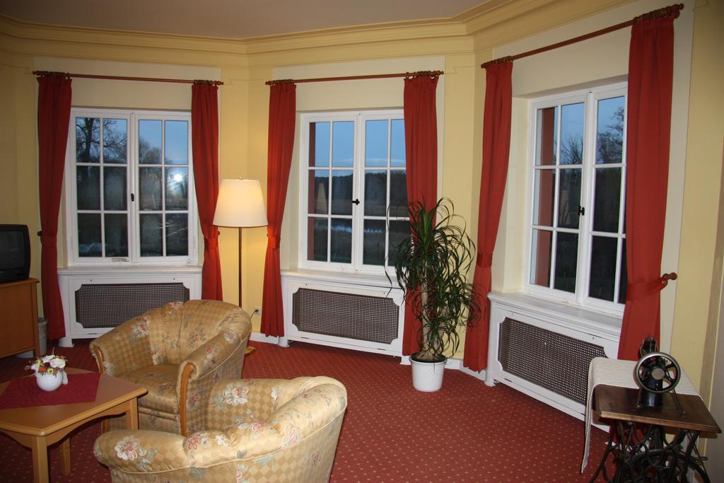 Hôtel Altes Gutshaus-Federow Extérieur photo